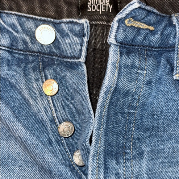 Stylish High-Waisted Denim Shorts - Picture 4 of 5